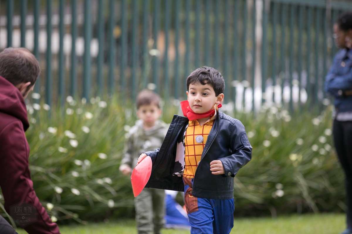 crianças brincando festa infantil 4 anos toy story