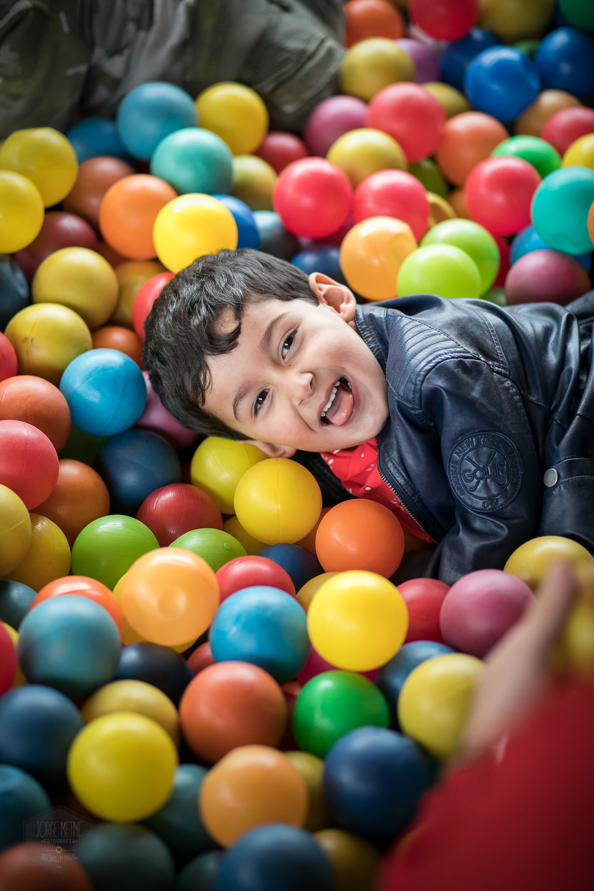 menino lindo piscina de bolinhas festa infantil 4 anos