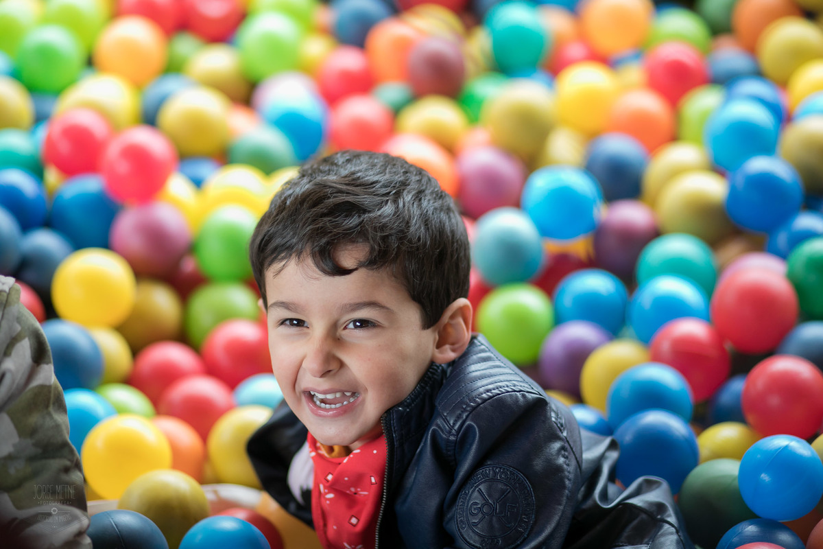 menino lindo sorrindo piscina de bolinhas festa infantil 4 anos