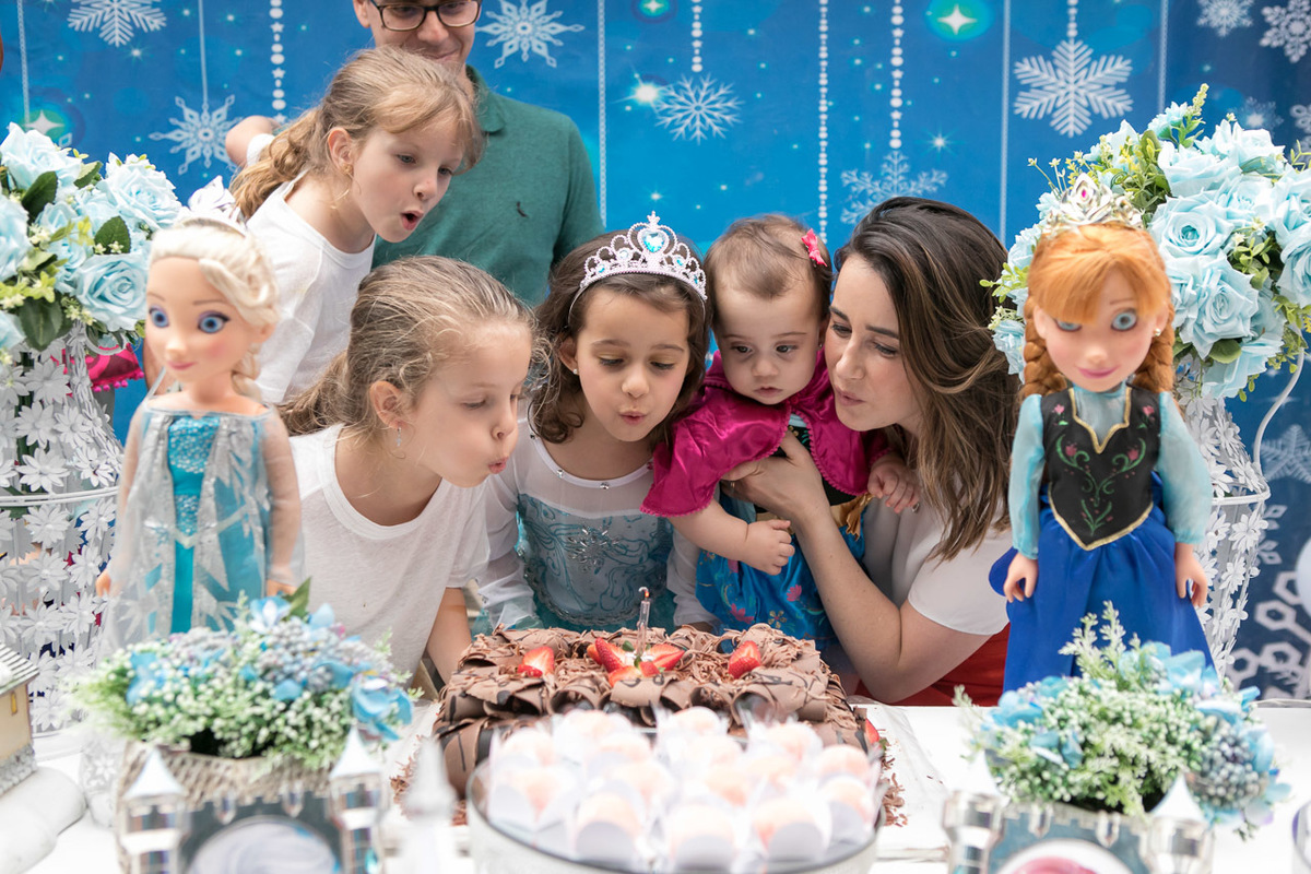 assoprando a vela parabéns infantil frozen buffet espaço arteria moema