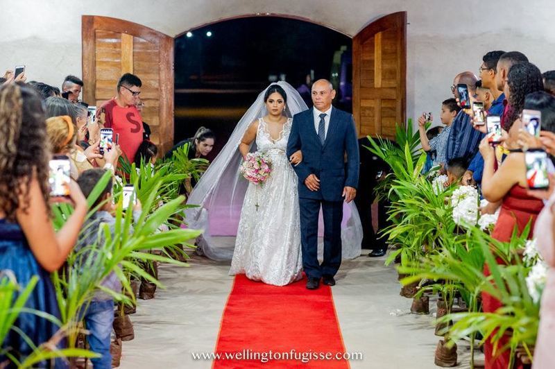 A entrada da noiva com seu pai ...