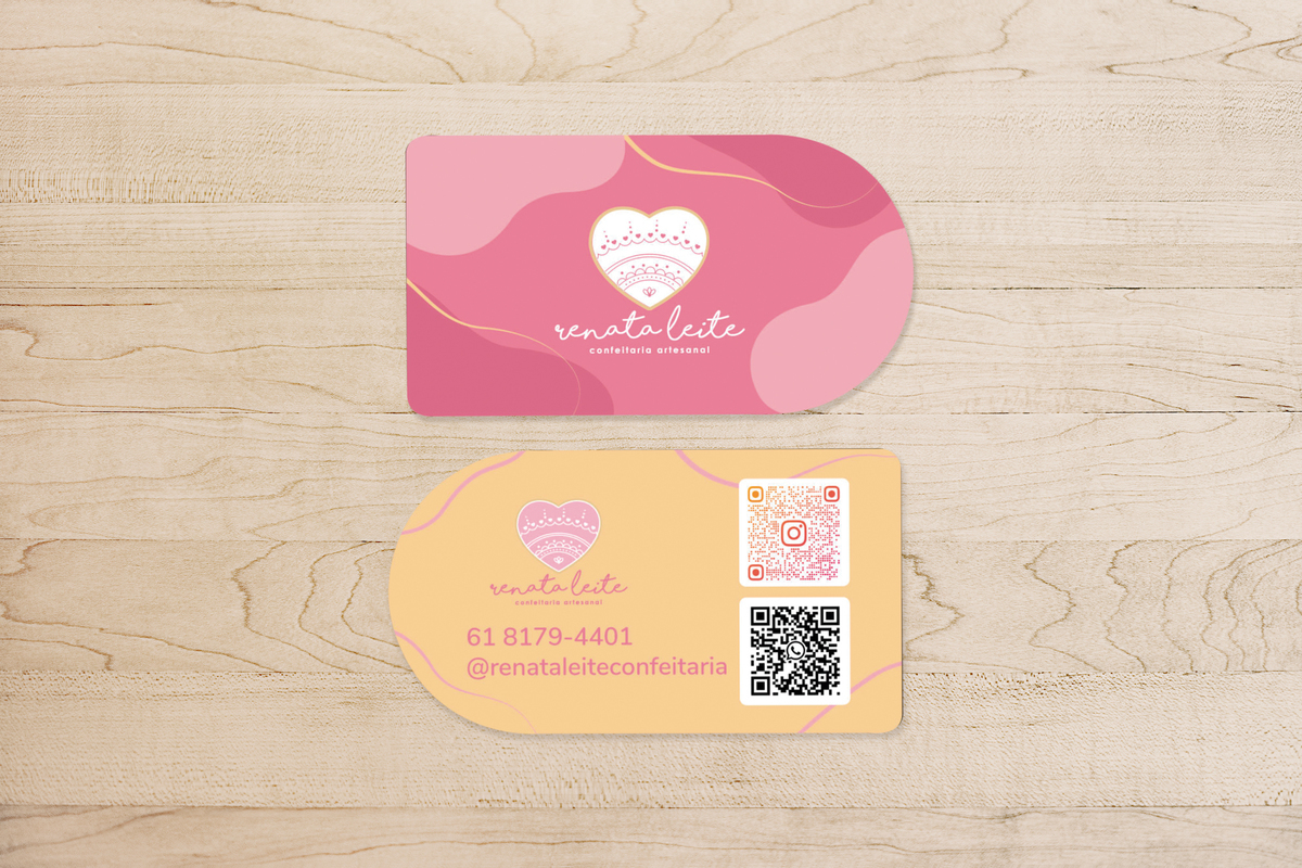 Cartão de visita, optamos pelo semicircular por estar mais alinhado as curvas ja usadas na marca, e ele também possui soft touch. 