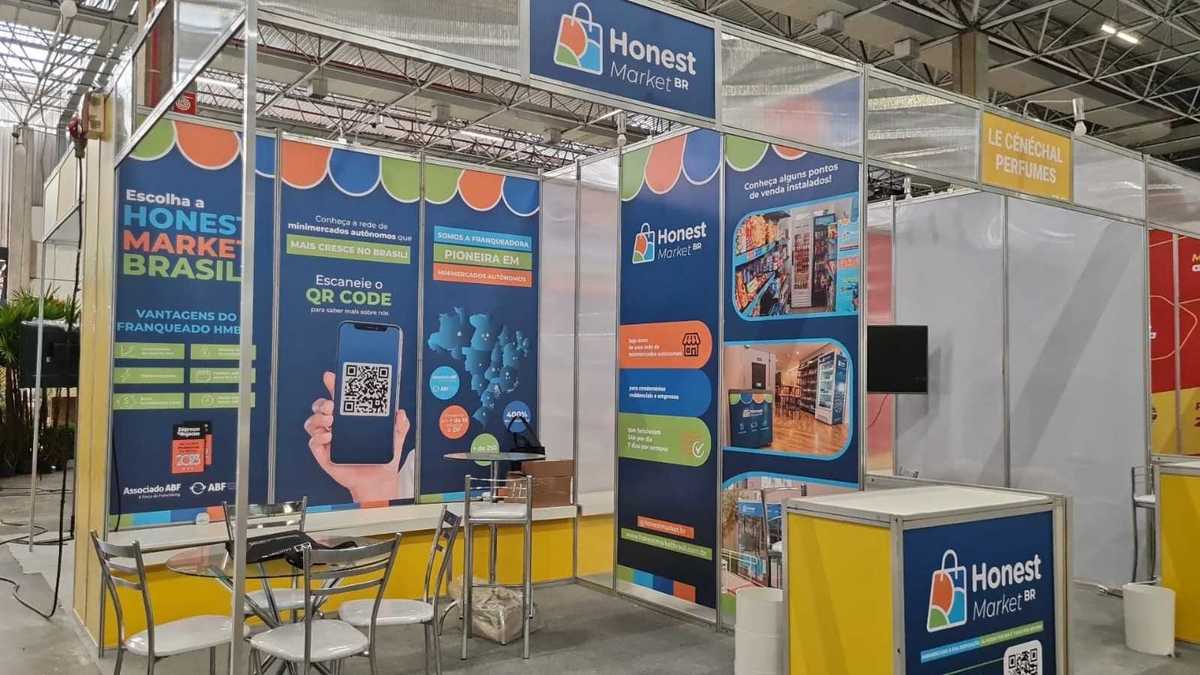 stand feira do sebrae, adesivaram fora da ordem a parede. 