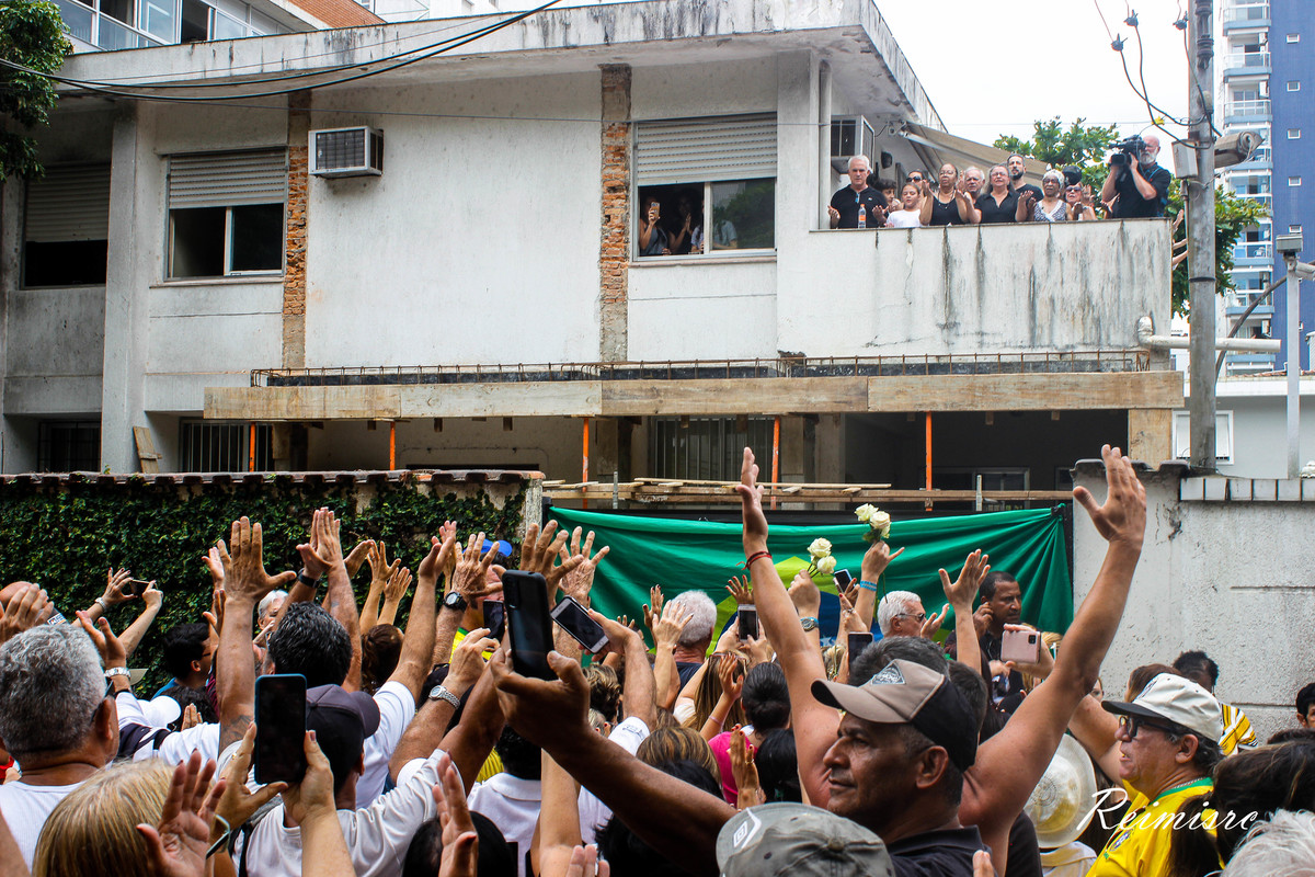 Oração feita por fãs e familia de Pelé, antes do corpo passar pela casa da mãe de Pelé - Santos - SP