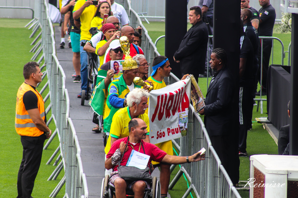 os primeiros da fila para despedida do rei - Velório de Pelé na Vila Belmiro - Santos - SP