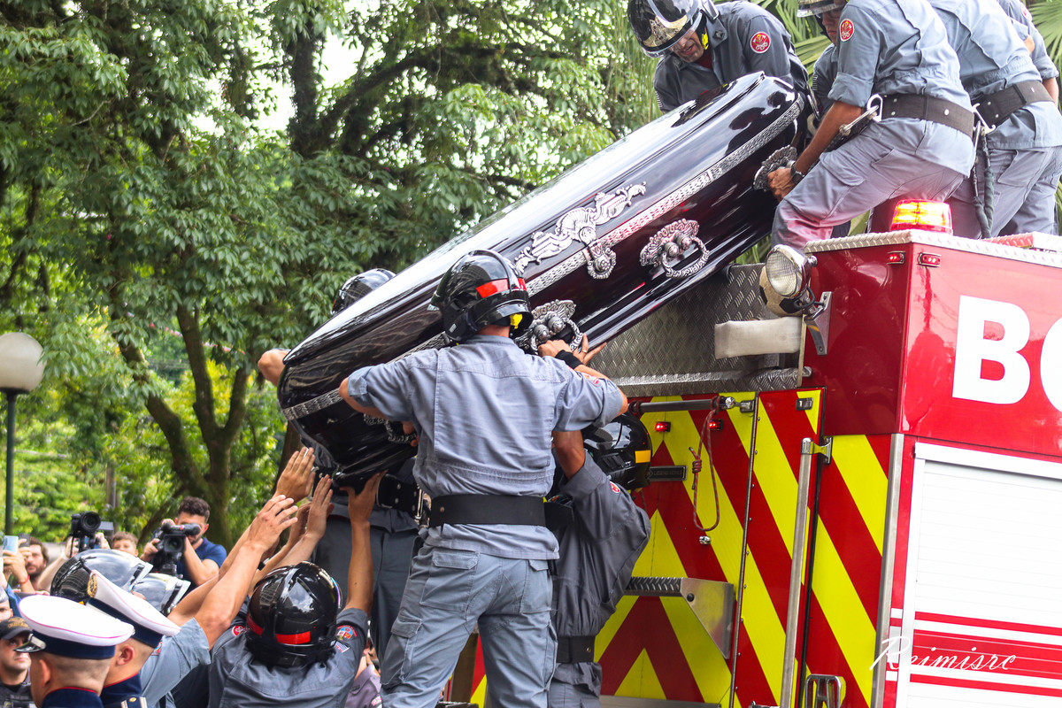 Bombeiros deslocam corpo de Pelé para o cemitério - Santos - SP