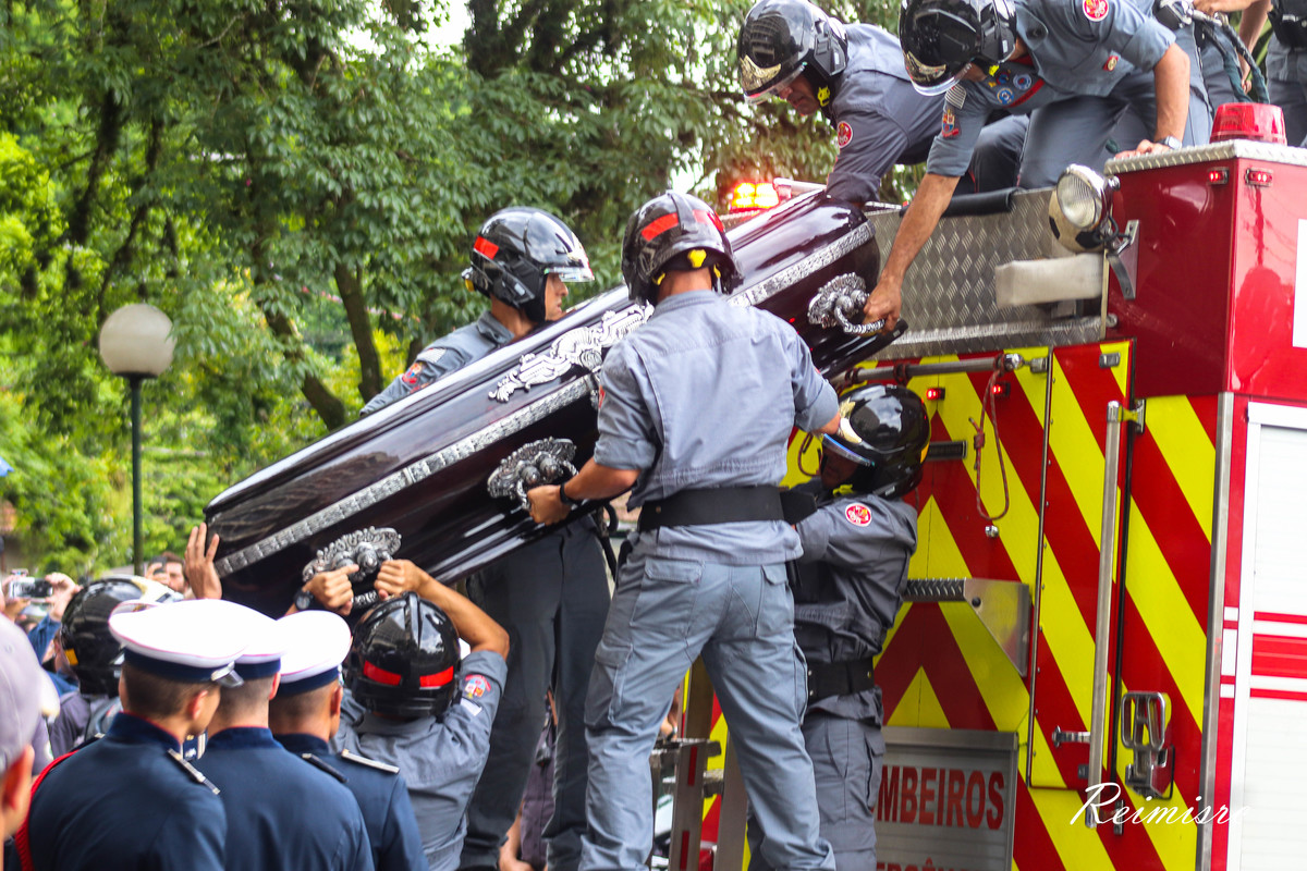 Bombeiros deslocam corpo de Pelé para o cemitério - Santos - SP