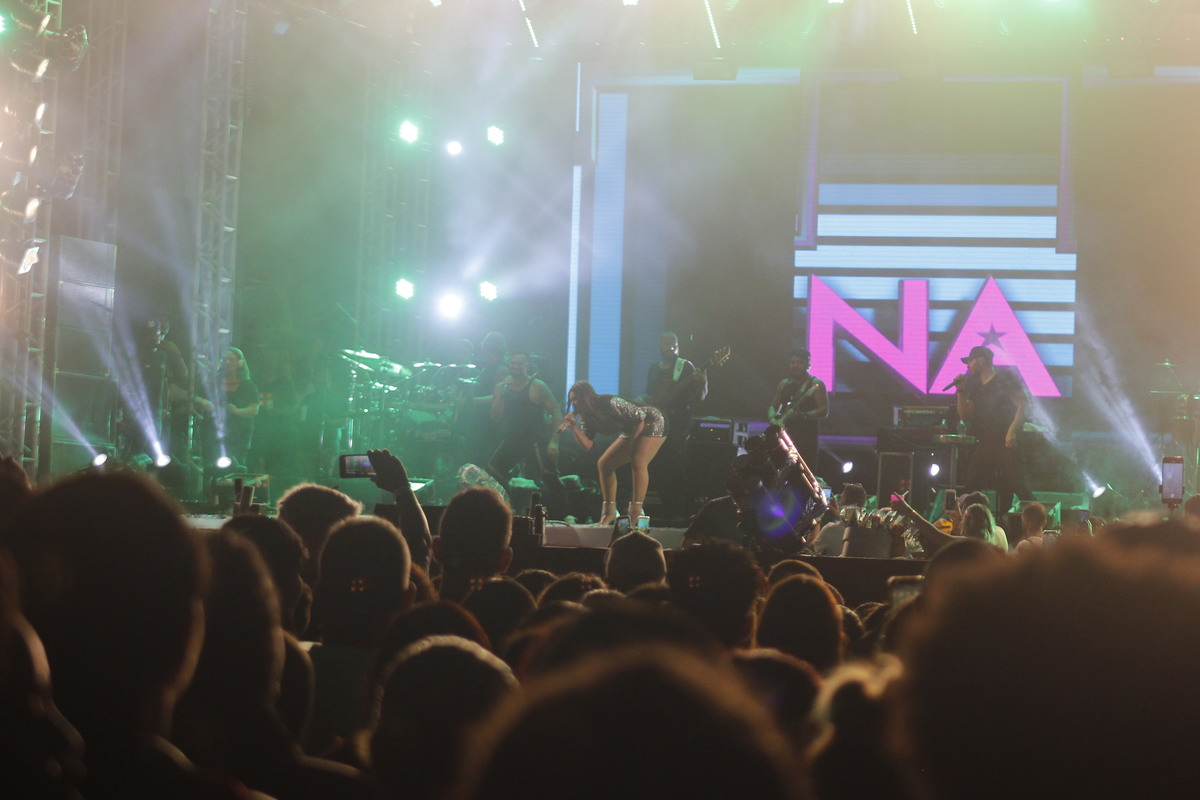 Naiara Azevedo em Praia Grande, no Estação Verão Show