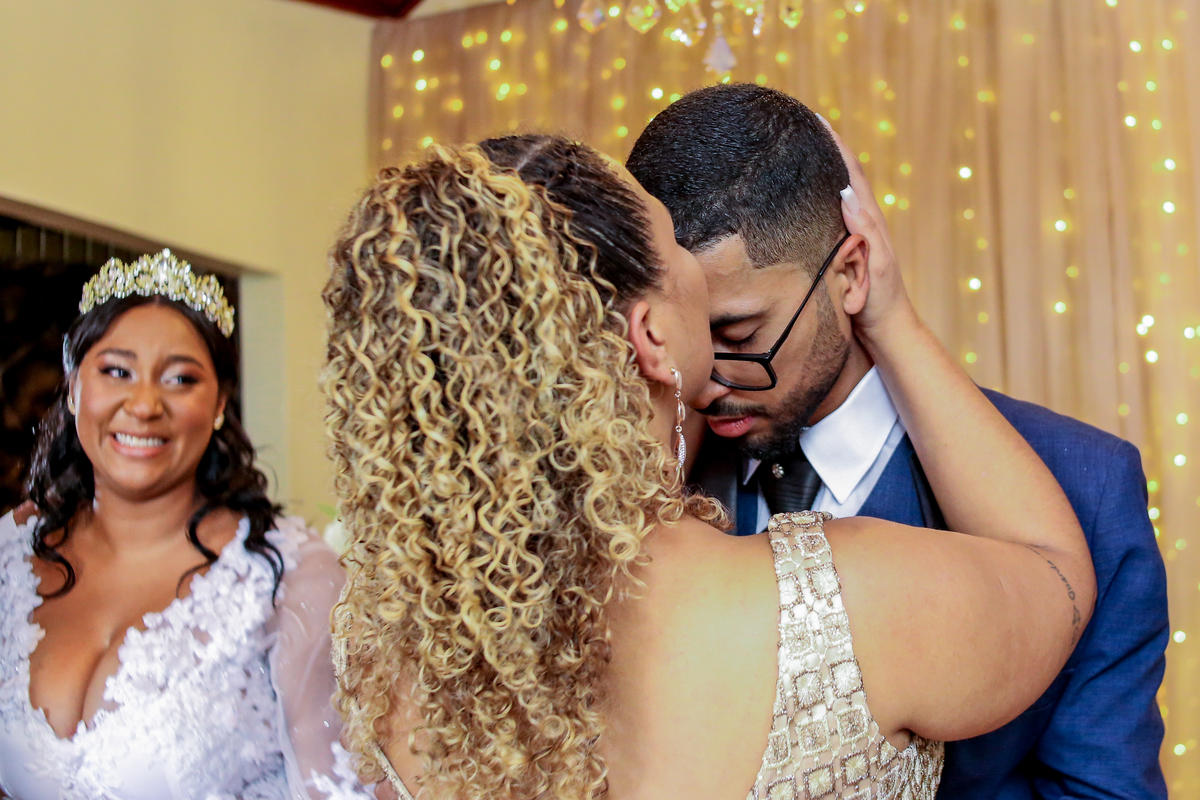 Cumprimento da irmã do noivo