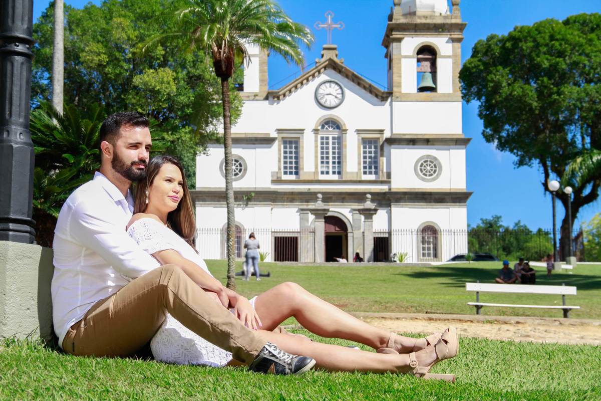Casal olhando o mirante e no fundo a igreja