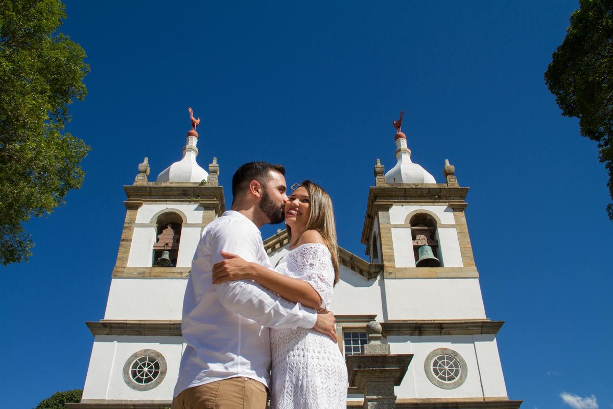 casal em frente a Igreja Matriz