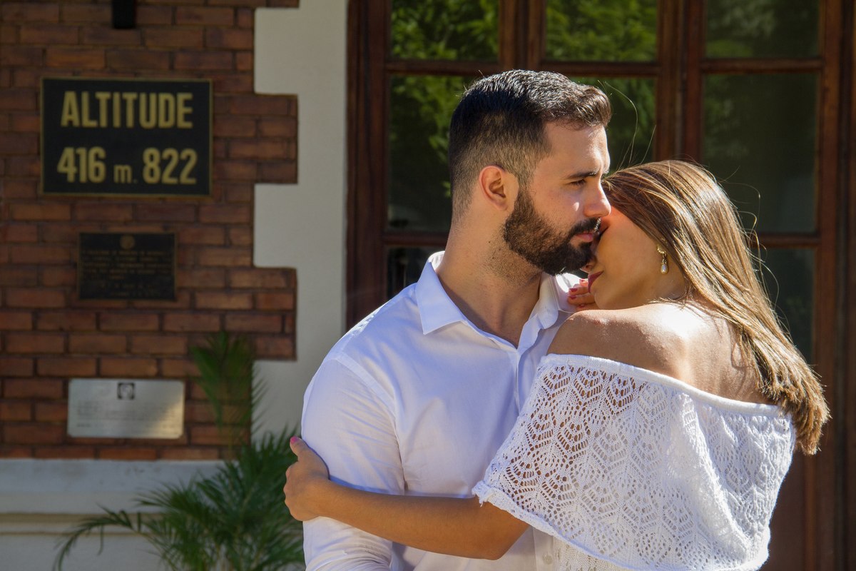 casal abraçados na Estrada de Ferro Dom Pedro II 