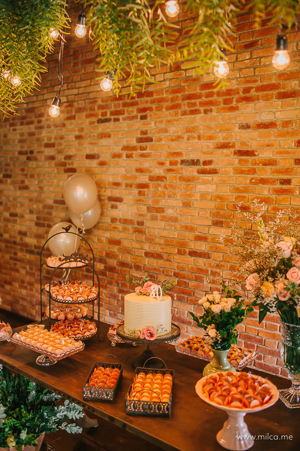 decoracao-rustica-com-lanpadas-industrial-bolo-aniversario-em-casa-ao-ar-livre-80-anos-da-joselia-1