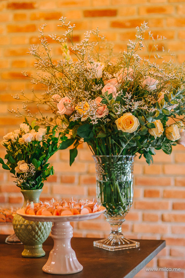 decoracao-rustica-com-lanpadas-industrial-bolo-aniversario-em-casa-ao-ar-livre-80-anos-da-joselia-1