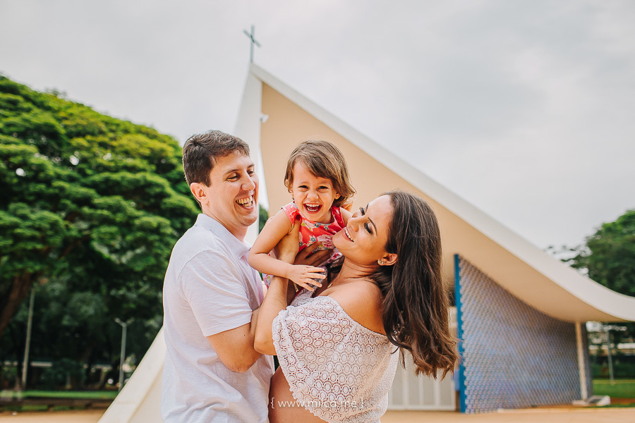 ensaio-gestante-na-igrejinha-da-quadra-308-sul-em-brasilia-book-gestante-gravida-em-brasilia