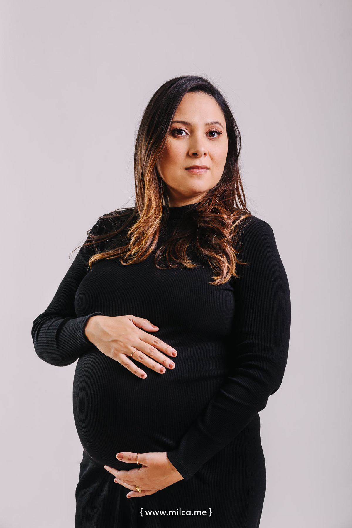 ensaio-book-gestante-em-estudio-vestido-preto