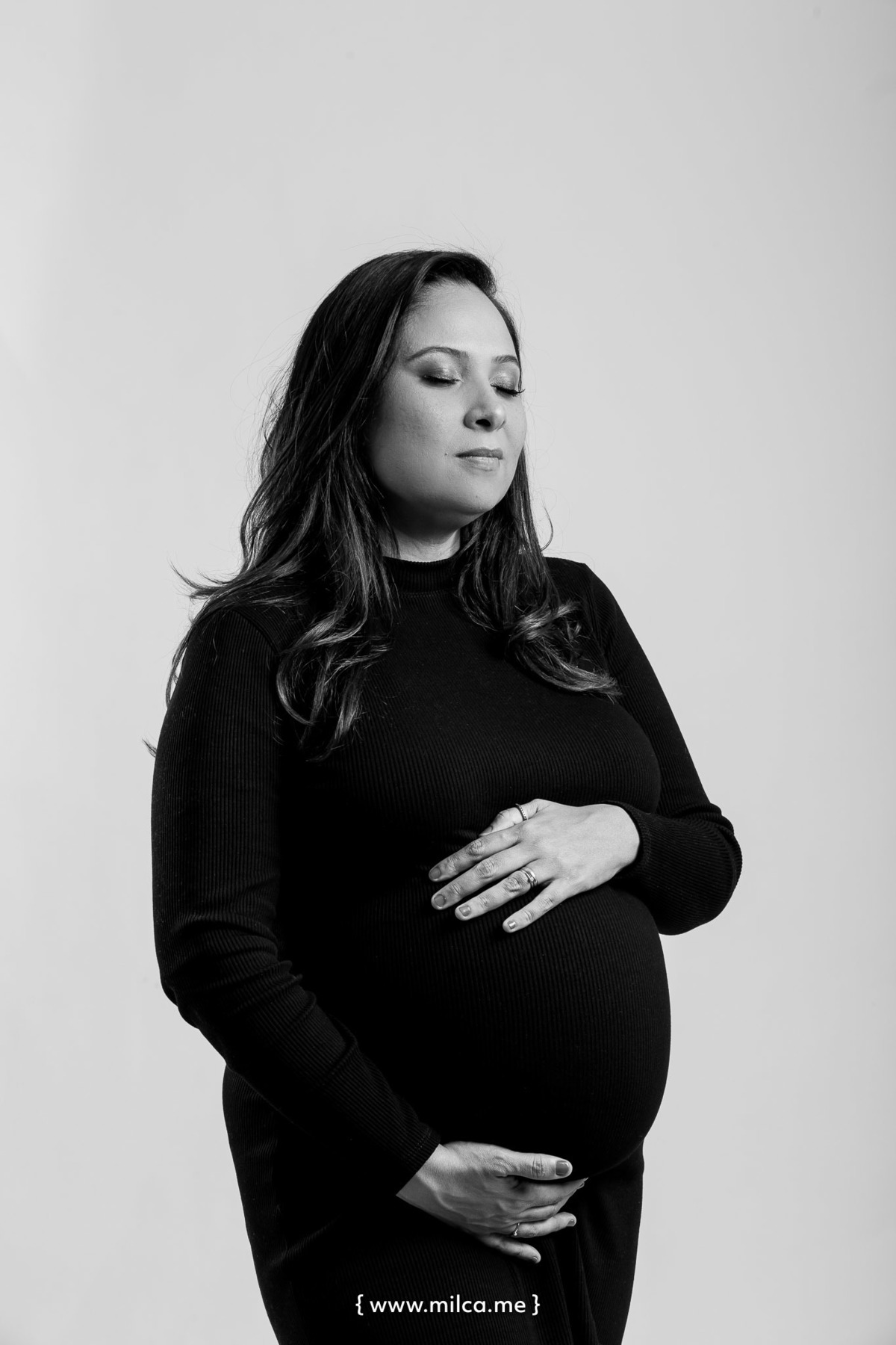 ensaio-book-gestante-em-estudio-vestido-preto