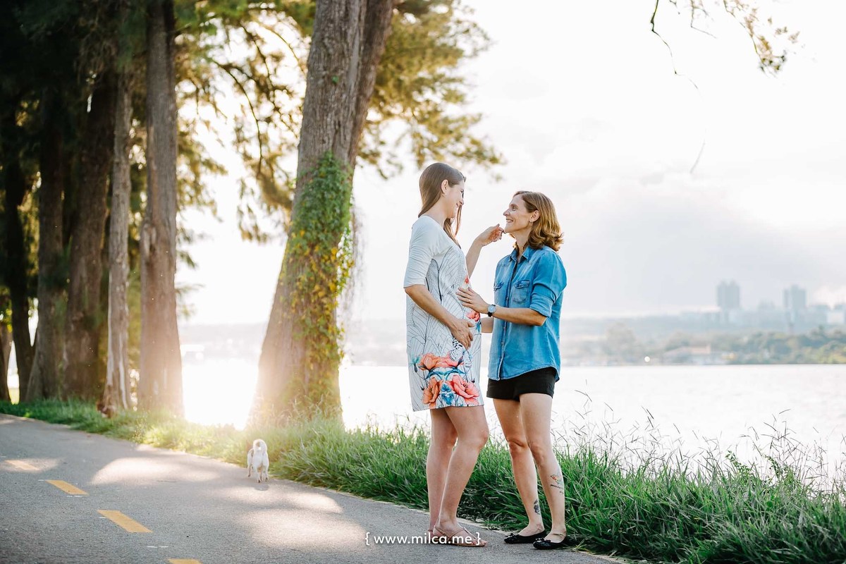 ensaio-book-gestante-casal-homoafetivo-duas-maes-ao-ar-livre-