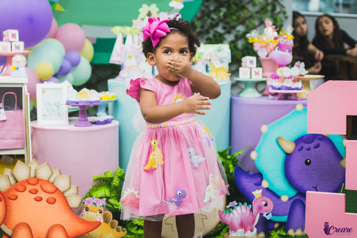 Aniversário infantil realizado na cidade de Mauá, abc Paulista, com decoração de dinossauros. Buffet SeS Eventos. 