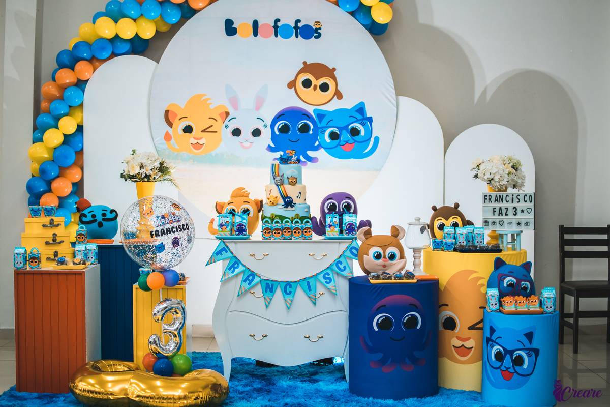 Fotografia de Aniversário infantil, realizado no buffet Pula Pula em Mauá/SP. Decoração com tema Bolofofos. 