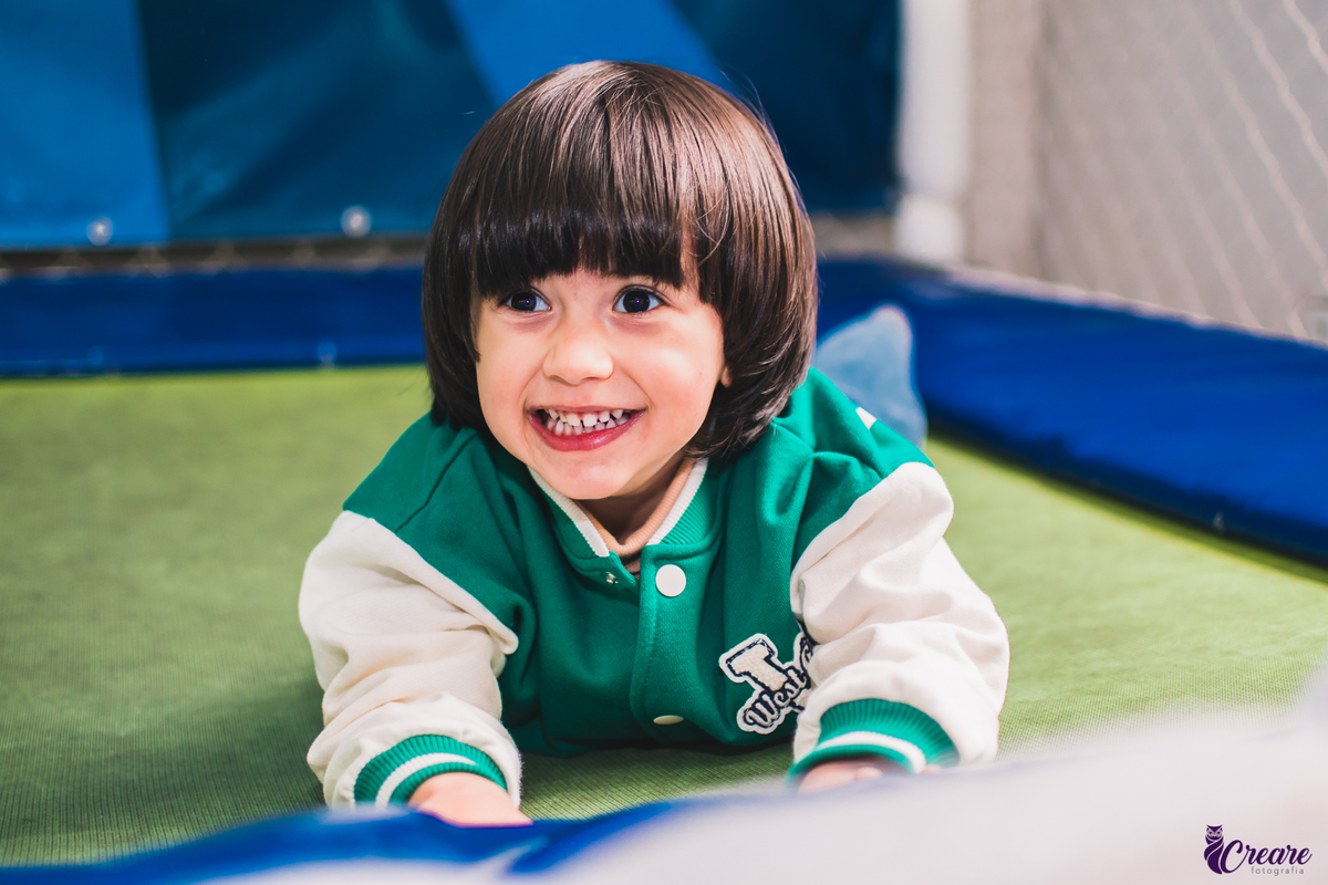 Fotografia de Aniversário infantil, realizado no buffet Pula Pula em Mauá/SP. Decoração com tema Bolofofos. 