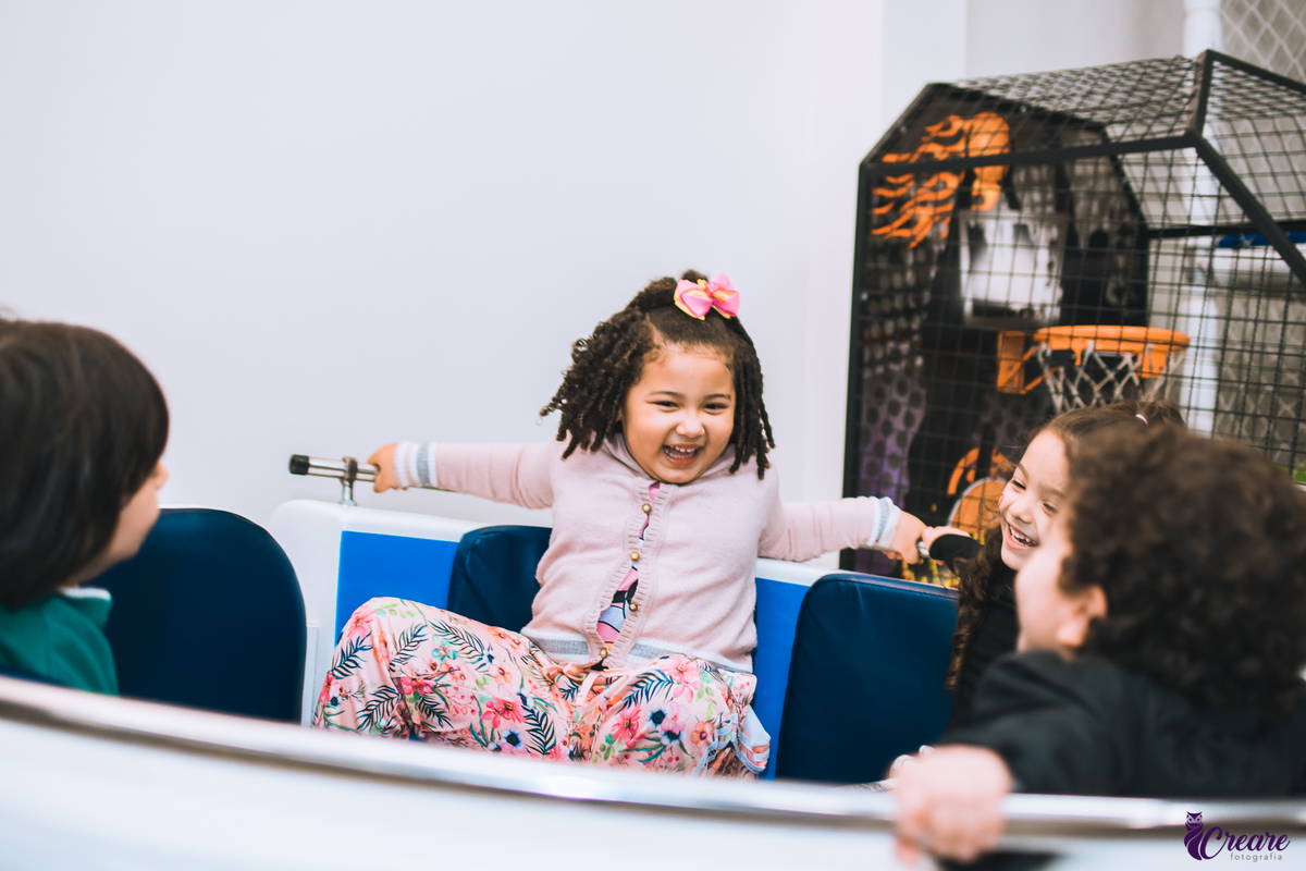Fotografia de Aniversário infantil, realizado no buffet Pula Pula em Mauá/SP. Decoração com tema Bolofofos. 