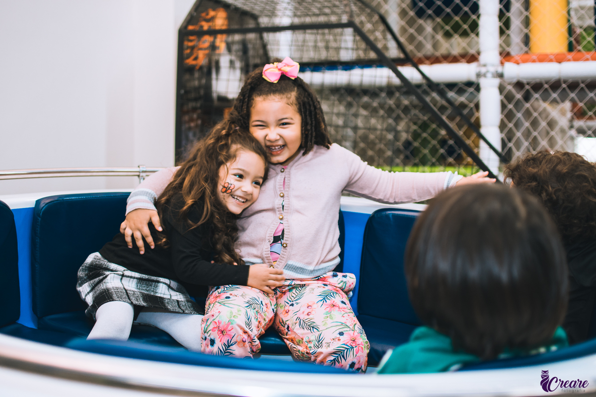 Fotografia de Aniversário infantil, realizado no buffet Pula Pula em Mauá/SP. Decoração com tema Bolofofos. 