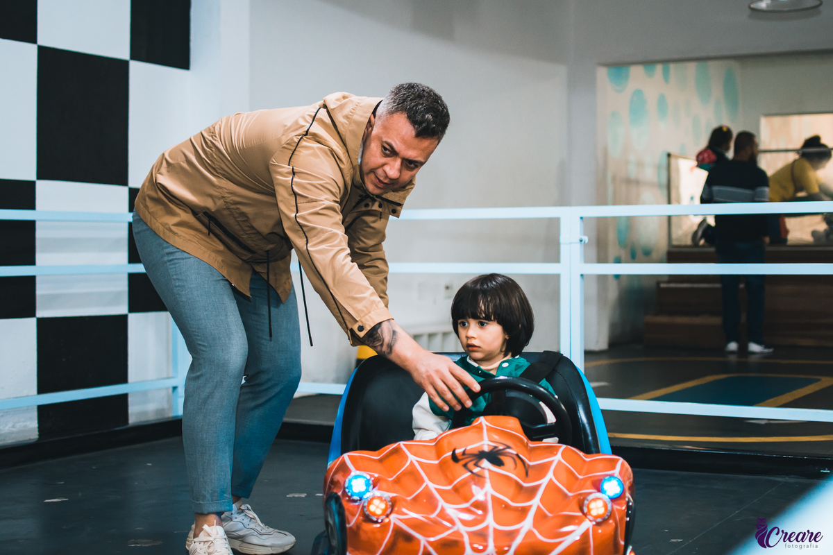 Fotografia de Aniversário infantil, realizado no buffet Pula Pula em Mauá/SP. Decoração com tema Bolofofos. 