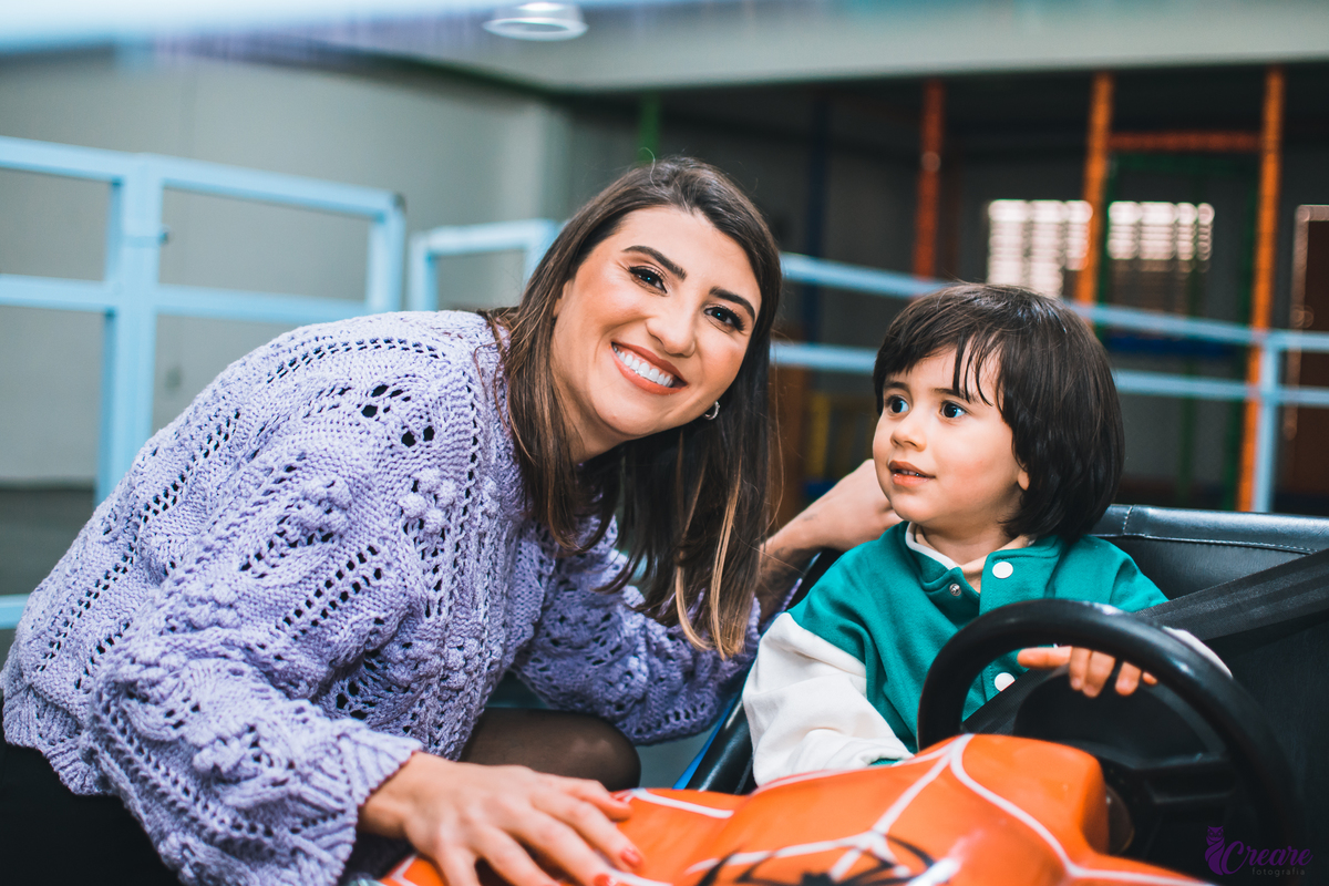 Fotografia de Aniversário infantil, realizado no buffet Pula Pula em Mauá/SP. Decoração com tema Bolofofos. 