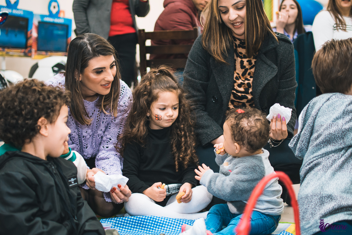 Fotografia de Aniversário infantil, realizado no buffet Pula Pula em Mauá/SP. Decoração com tema Bolofofos. 