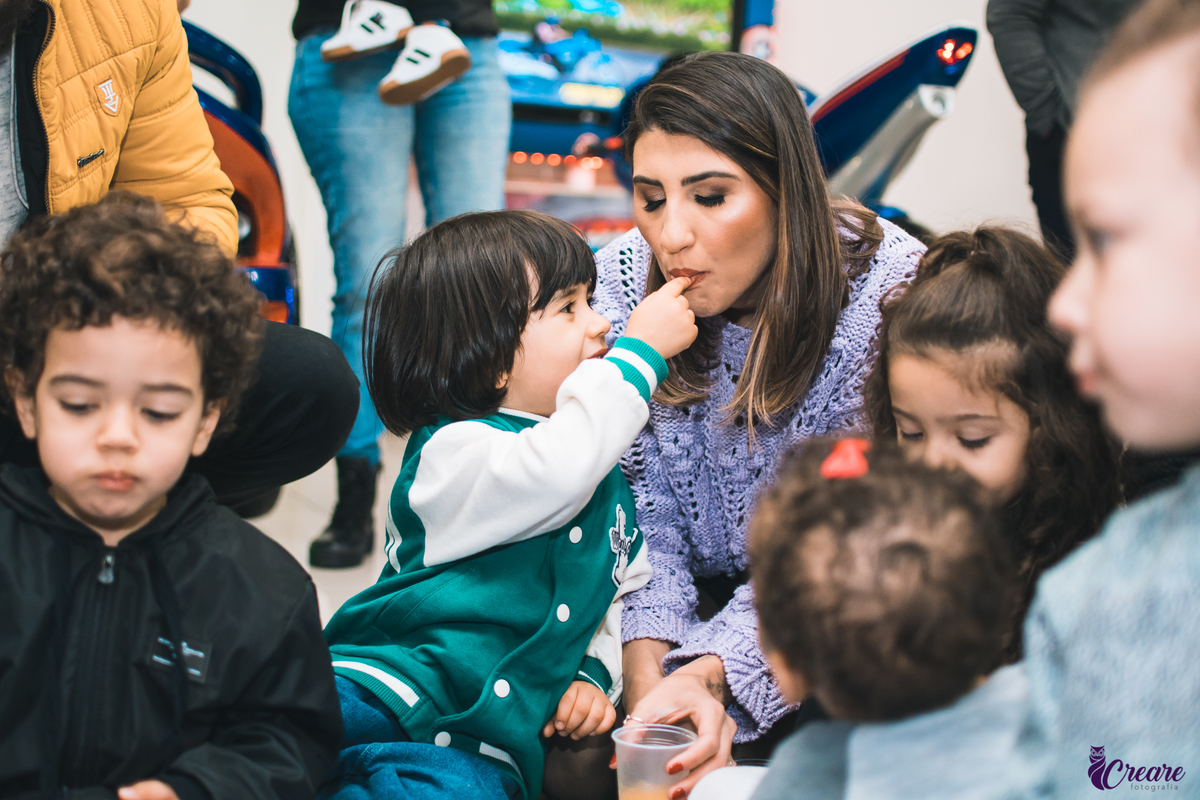 Fotografia de Aniversário infantil, realizado no buffet Pula Pula em Mauá/SP. Decoração com tema Bolofofos. 