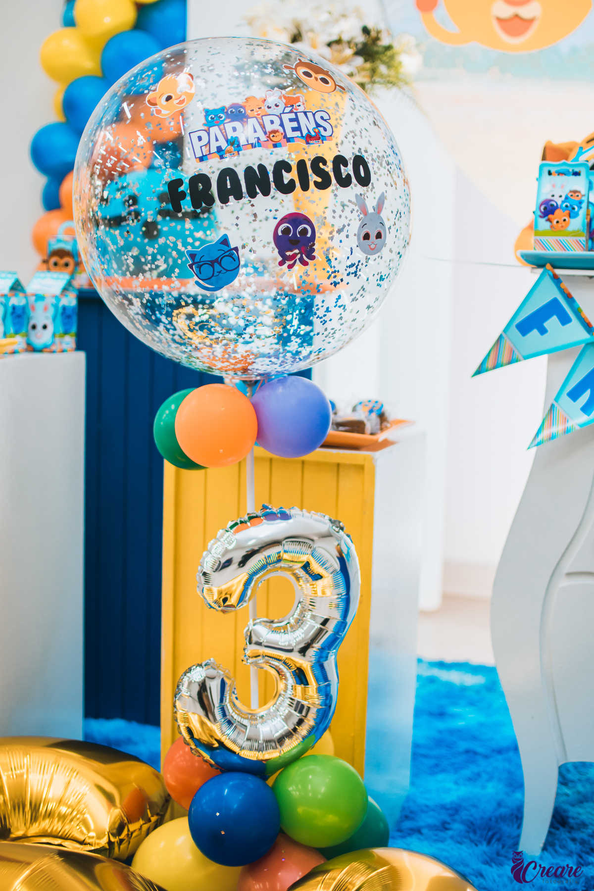 Fotografia de Aniversário infantil, realizado no buffet Pula Pula em Mauá/SP. Decoração com tema Bolofofos. 