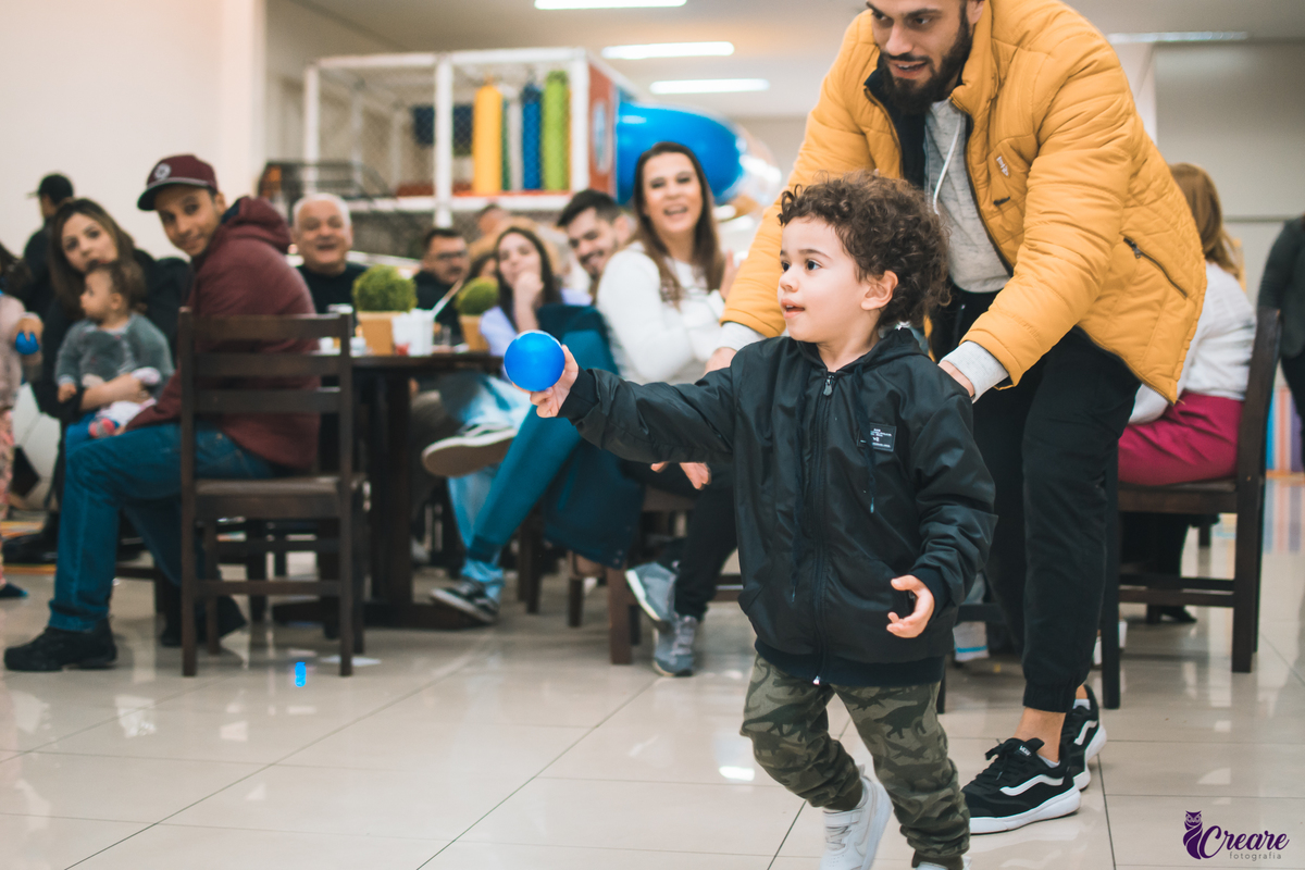 Fotografia de Aniversário infantil, realizado no buffet Pula Pula em Mauá/SP. Decoração com tema Bolofofos. 