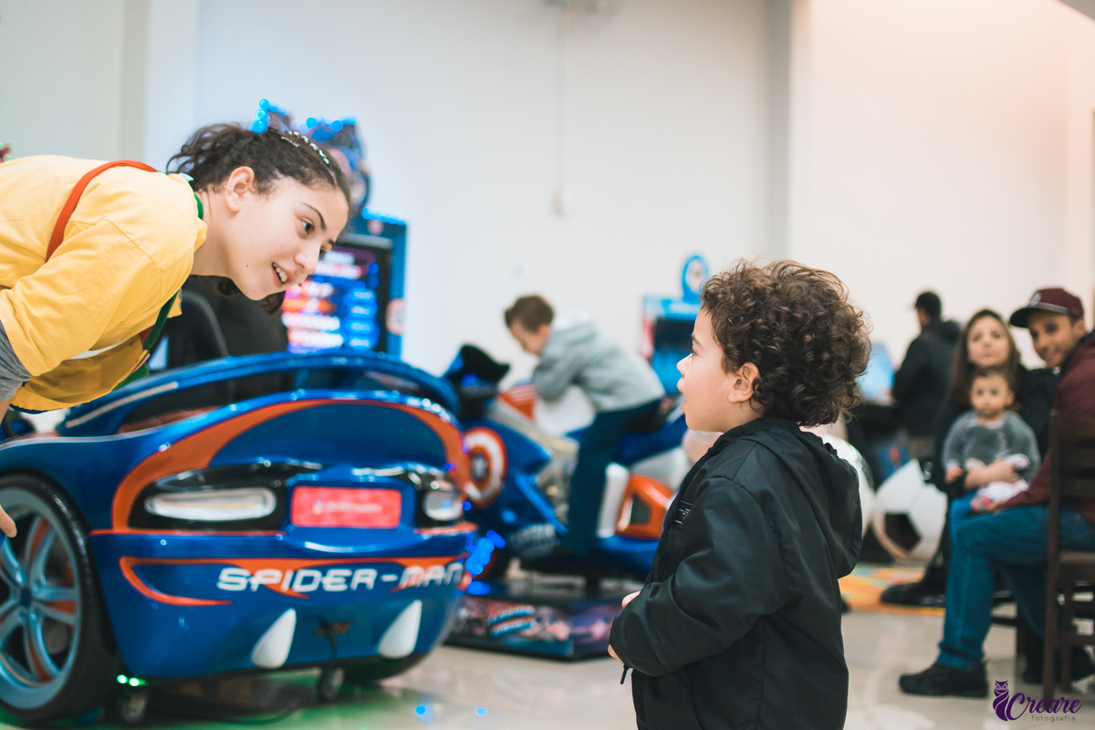 Fotografia de Aniversário infantil, realizado no buffet Pula Pula em Mauá/SP. Decoração com tema Bolofofos. 