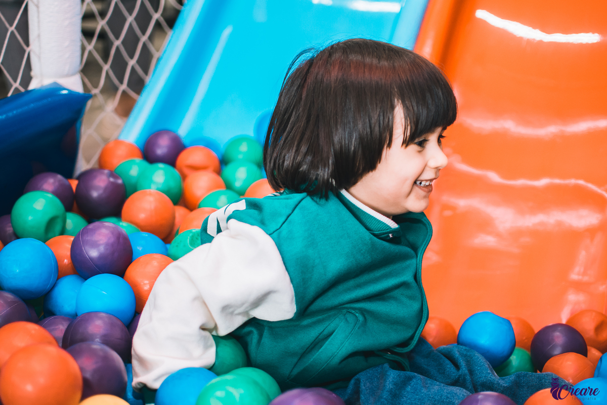 Fotografia de Aniversário infantil, realizado no buffet Pula Pula em Mauá/SP. Decoração com tema Bolofofos. 