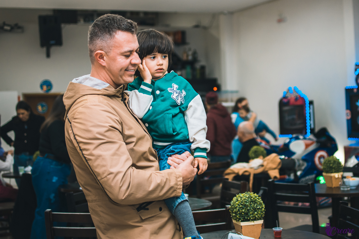 Fotografia de Aniversário infantil, realizado no buffet Pula Pula em Mauá/SP. Decoração com tema Bolofofos. 