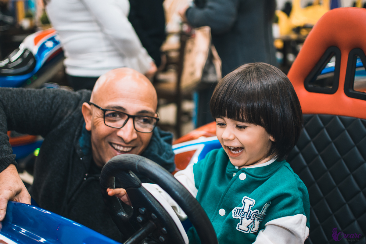 Fotografia de Aniversário infantil, realizado no buffet Pula Pula em Mauá/SP. Decoração com tema Bolofofos. 