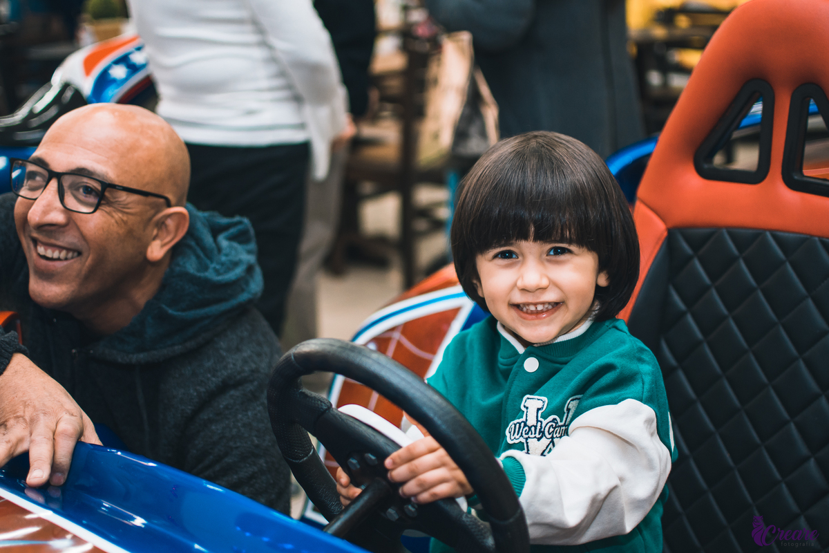 Fotografia de Aniversário infantil, realizado no buffet Pula Pula em Mauá/SP. Decoração com tema Bolofofos. 