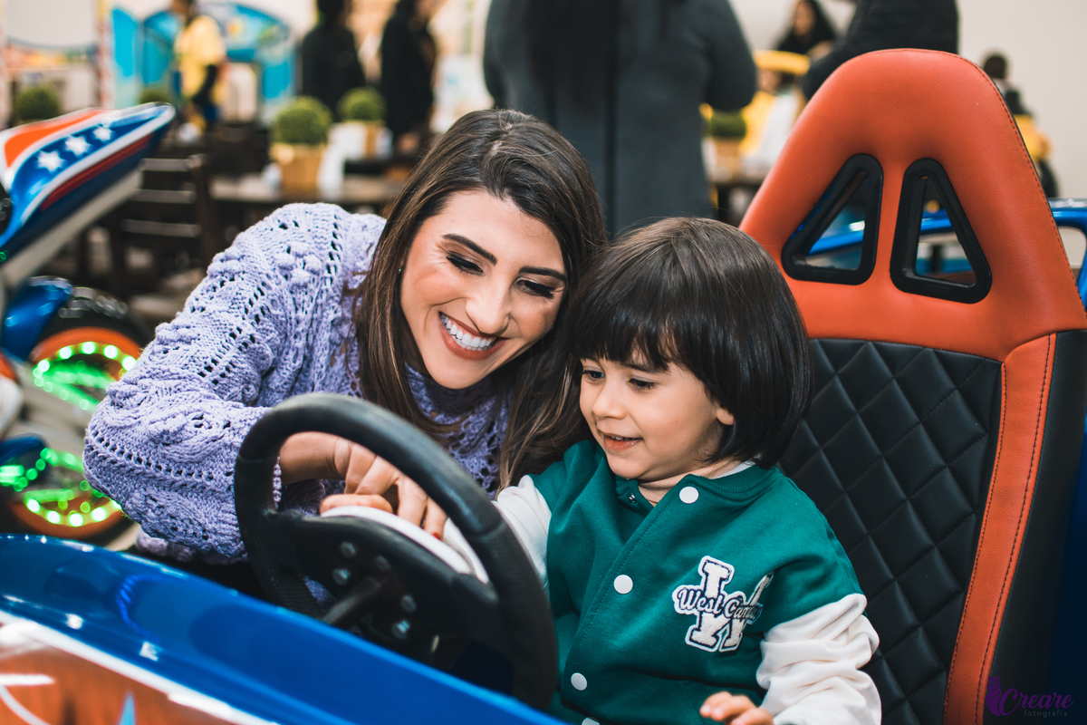Fotografia de Aniversário infantil, realizado no buffet Pula Pula em Mauá/SP. Decoração com tema Bolofofos. 