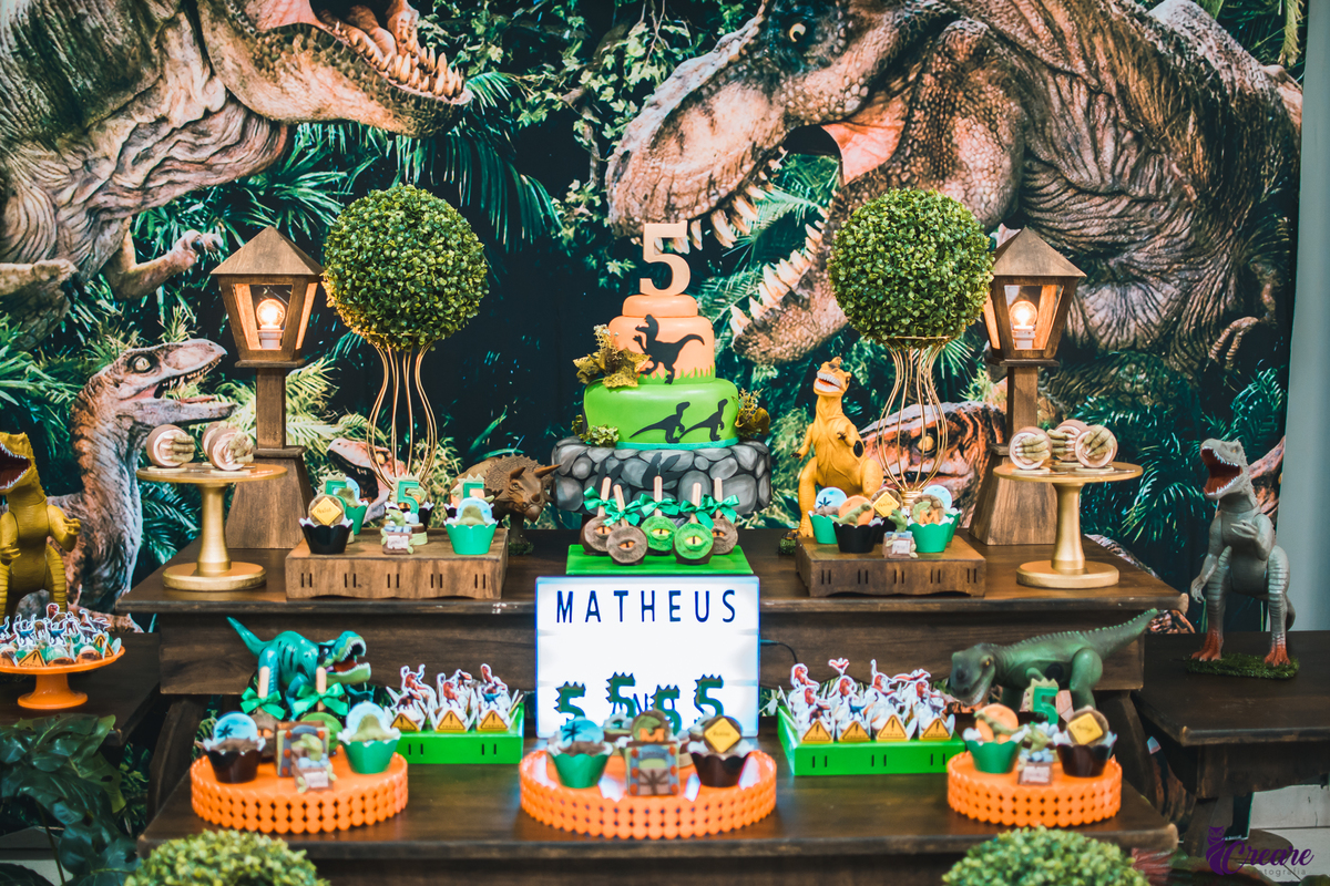 Fotografia de aniversário infantil, festa de cinco anos com decoração tema Jurassic world, realizado na cidade de São Caetano do sul, ABC Paulista. 