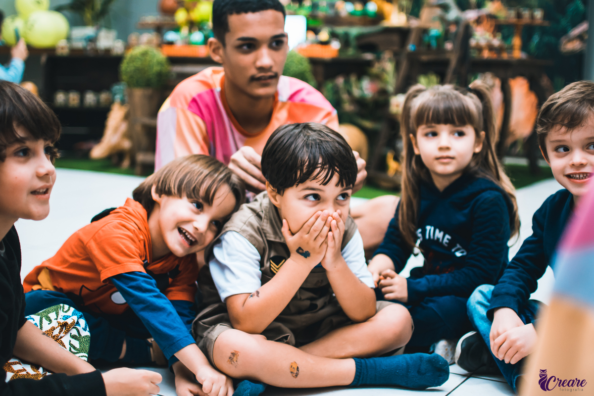 Fotografia de aniversário infantil, festa de cinco anos com decoração tema Jurassic world, realizado na cidade de São Caetano do sul, ABC Paulista. 