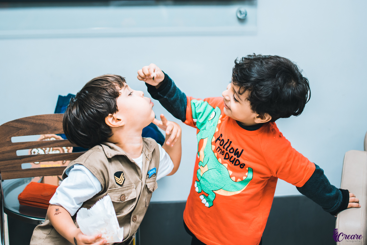 Fotografia de aniversário infantil, festa de cinco anos com decoração tema Jurassic world, realizado na cidade de São Caetano do sul, ABC Paulista. 