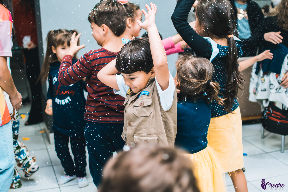 Fotografia de aniversário infantil, festa de cinco anos com decoração tema Jurassic world, realizado na cidade de São Caetano do sul, ABC Paulista. 