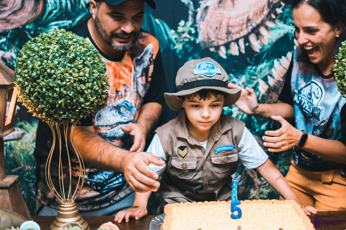 Fotografia de aniversário infantil, festa de cinco anos com decoração tema Jurassic world, realizado na cidade de São Caetano do sul, ABC Paulista. 