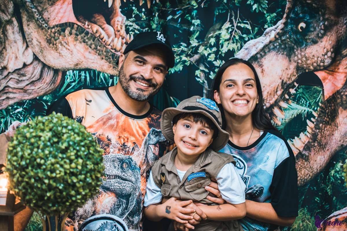 Fotografia de aniversário infantil, festa de cinco anos com decoração tema Jurassic world, realizado na cidade de São Caetano do sul, ABC Paulista. 