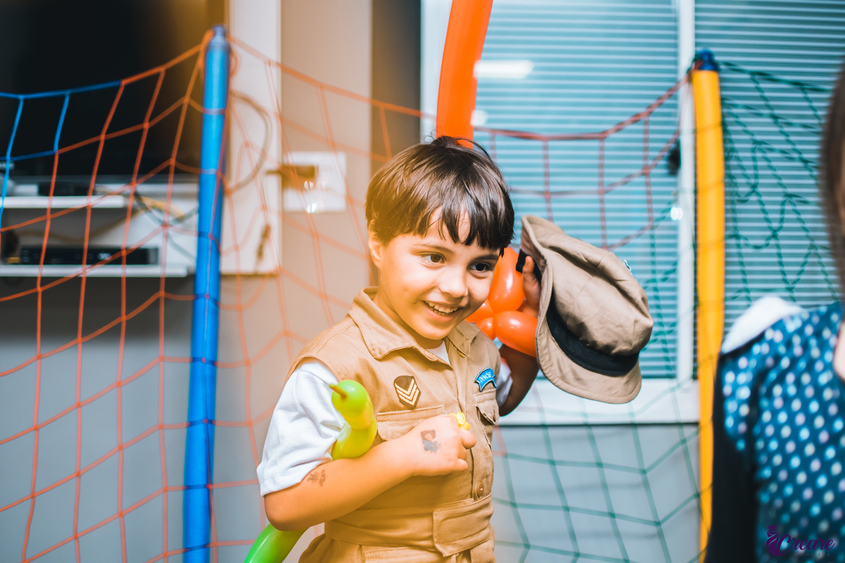 Fotografia de aniversário infantil, festa de cinco anos com decoração tema Jurassic world, realizado na cidade de São Caetano do sul, ABC Paulista. 