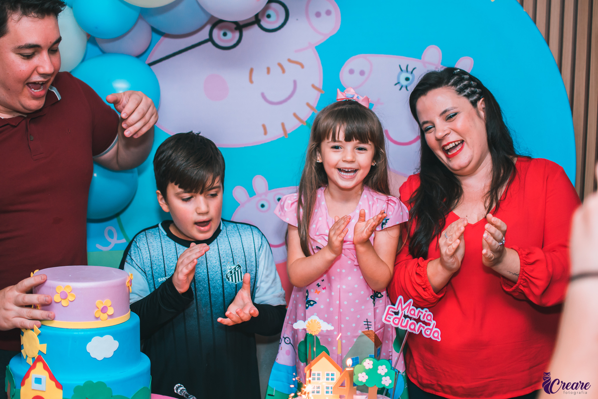 fotografia de aniversário infantil de menina, tema Peppa pig, realizado na cidade de Água Branca, próximo ao Alto do Ipiranga, São Paulo