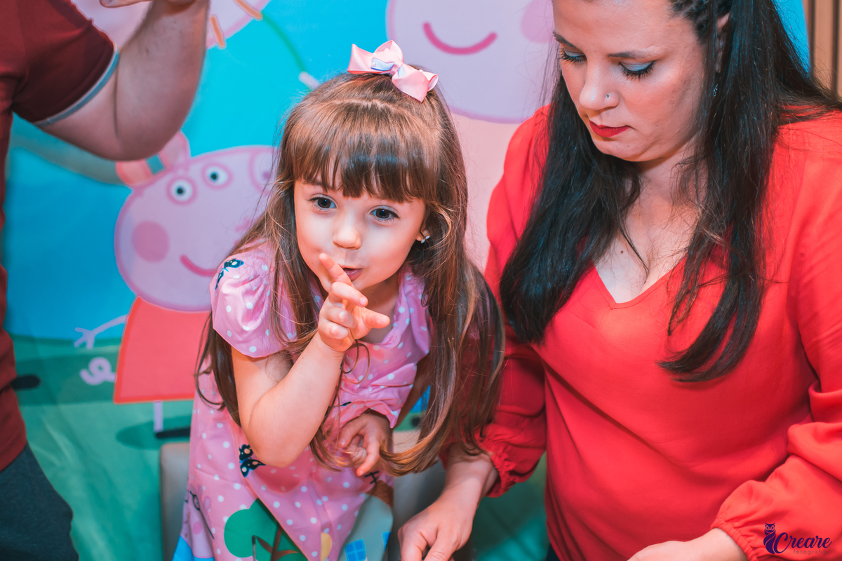 fotografia de aniversário infantil de menina, tema Peppa pig, realizado na cidade de Água Branca, próximo ao Alto do Ipiranga, São Paulo