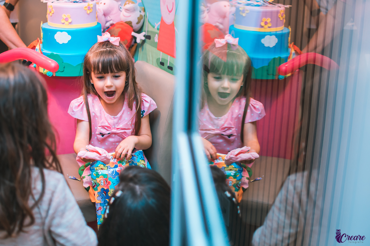 fotografia de aniversário infantil de menina, tema Peppa pig, realizado na cidade de Água Branca, próximo ao Alto do Ipiranga, São Paulo