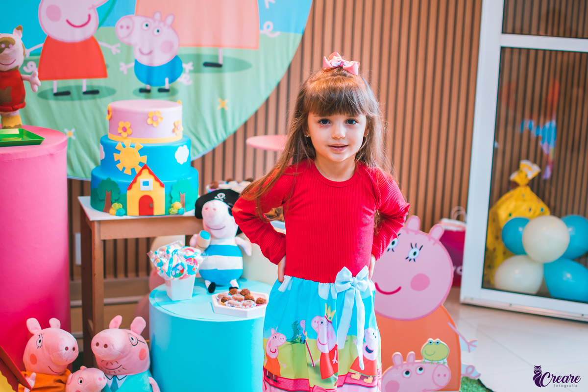 fotografia de aniversário infantil de menina, tema Peppa pig, realizado na cidade de Água Branca, próximo ao Alto do Ipiranga, São Paulo
